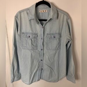 AMO LIGHT BLUE BUTTON UP CHAMBRAY SHIRT WITH PLEATED FRONT POCKETS SIZE S